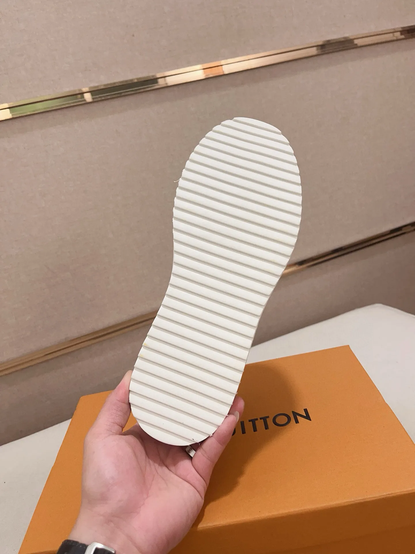 Men's shoes💰 400💰Louis Vuitton (Louis Vuitton/LV) top 🔍🔍 new models are on sale at the same time, the upper 🇮🇹 imported first-layer cowhide from Italy, fully imported sheepskin lining 💪💪, completely 1⃣️ to 1 ⃣️Re-engraved🇮🇹💪💪, ⚠Sole: The original sole is specially provided by the original factory, the exclusive movable molded sole is super comfortable, ⚠The original factory follows the order, 🔍🔍high quality, you can enter and exit the counter at will, welcome to compare⚠. Code number: 38-44. Can be customized for 45 non-refundable!